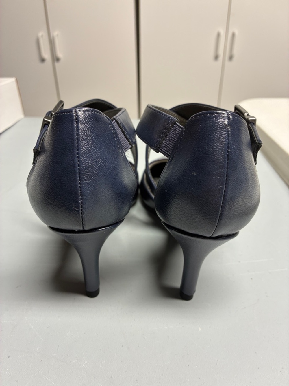 Life Stride Navy Pointy toe Pumps 6W - Picture 6 of 6